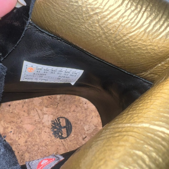 BLACK PATENT AND GOLD LEATHER TIMBERLANDS SIZE 8.5 - Picture 7 of 7